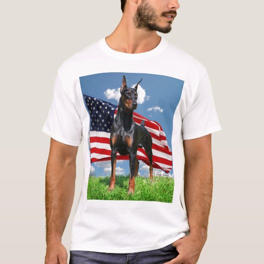 Pinscher de dobermann avec le T-shirt de drapeau (Devant)
