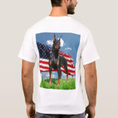 Pinscher de dobermann avec le T-shirt de drapeau (Dos)