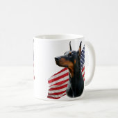 Pinscher de dobermann et tasse de drapeau (Devant droit)