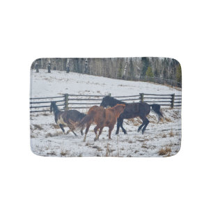 Pinto- en kwartspaarden in wintersneeuw badmat