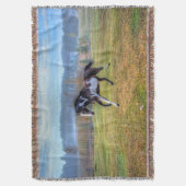 Pinto Paint Horse & Misty Morning op Ranch Deken (Voorkant Verticaal)