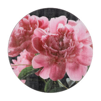 Pioen boeket close-up: roze rood snijplank