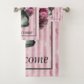 Pioenbloemen in aardewerk met gestreepte achtergro bad handdoek (Insitu)