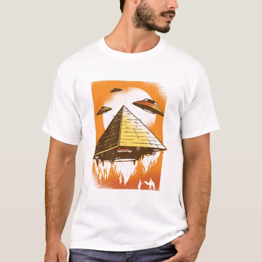 Piramide UFO's in de woestijn T-shirt (Voorkant)