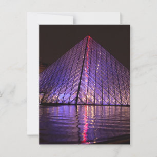Piramide van het Louvre bij nacht: reflecties van Briefkaart