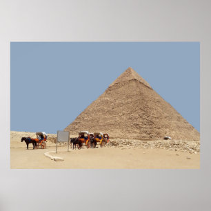 Piramide van Khafre en een rij chariots Poster