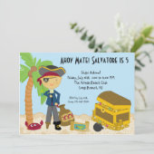 Pirate sur une invitation à l'anniversaire de l'îl (Debout devant)