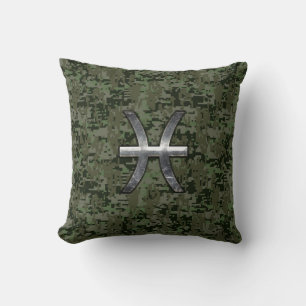 Pisces Zodiac Sign on Woodland Green Digital Camo Kussen