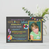 Piscine Fête natation Splash Photo Invitation (Debout devant)