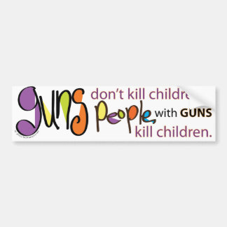 Pistolen doden geen kinderen. Mensen met pistolen  Bumpersticker