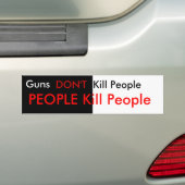 Pistolen doden geen mensen... bumpersticker (Op auto)