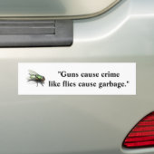 Pistolen veroorzaken misdaad, alsof vliegen vuilni bumpersticker (Op auto)