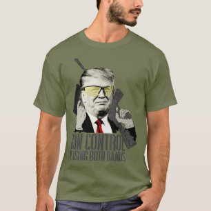 Pistool Control gebruikt beide handen Donald Trump T-shirt