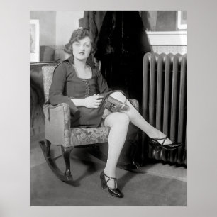 Pistool verborgen in kousenband, 1922. Oude foto Poster