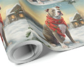 Pitbull-hond in de sneeuw met Kerstmis Cadeaupapier (Rol Hoek)