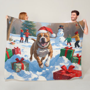 Pitbull-hond rent in de sneeuw met kerstmuts fleece deken