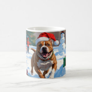Pitbull-hond rent in de sneeuw met kerstmuts koffiemok