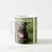 Pitbull in de gras koffiemok (Voorkant links)