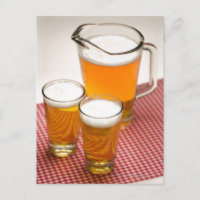 Pitcher voor bier en twee glazen gevuld met bier