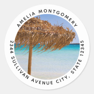 Pittoresk tropisch strand met strooien parasol adr ronde sticker