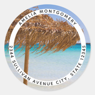 Pittoresk tropisch strand met strooien parasol adr ronde sticker