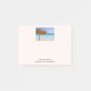 Pittoresk tropisch strand met strooien parasol post-it® notes
