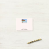 Pittoresk tropisch strand met strooien parasol post-it® notes (Op bureau)
