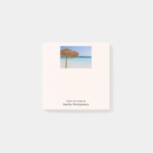 Pittoresk tropisch strand met strooien parasol post-it® notes
