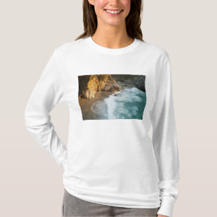 Pittoreske McWay Falls stort op het strand en T-shirt