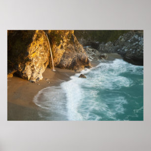 Pittoreske McWay Falls stort zich op het strand en Poster