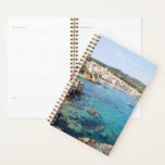 Pittoresque Blue Ocean Espagne Travel Photo Nom pe<br><div class="desc">Cet élégant planificateur hebdomadaire et mensuel de 2021 présente une belle photo de voyage des eaux bleues et des bateaux dans la Méditerranée espagnole,  Costa Brava,  Espagne. Personnalisez-le avec votre nom et votre année. Super idée cadeau !</div>