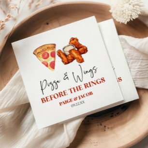 Pizza en vleugels voor de repetitie van de huwelij servet