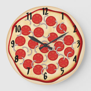 Pizza met tomaten en uien grote klok