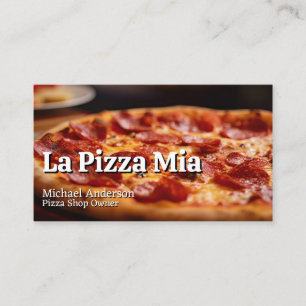 Pizza taart met peperoni en kaas visitekaartje