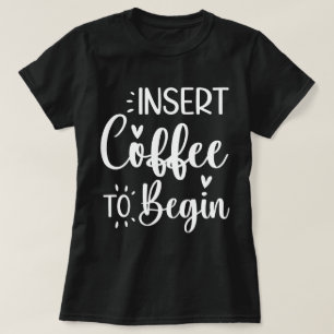 Plaats koffie om te beginnen humoristische offerte t-shirt