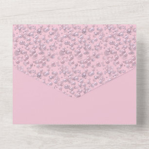 Plaatsers van wit-roze parels op roze fluweel all in one uitnodiging