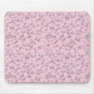 Plaatsers van wit-roze parels op roze fluweel muismat