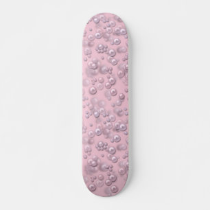 Plaatsers van wit-roze parels op roze fluweel skateboard