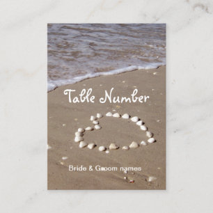 Placement Coeur de coquille sur la plage de sable carte de p
