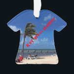 Plage avec Palm de coco<br><div class="desc">Le paysage marin aux couleurs vives sur cet Ornement de Vacances est une photo originale de ZoeSPEAK d'une plage à Key West, Floride. Le ciel est bleu foncé avec des nuages blancs bouffants. Le soleil brille sur le sable jaune chaud et une jetée s'étend à l'horizon des eaux bleues de...</div>