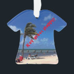 Plage avec Palm de coco<br><div class="desc">Le paysage marin aux couleurs vives sur cet Ornement de Vacances est une photo originale de ZoeSPEAK d'une plage à Key West, Floride. Le ciel est bleu foncé avec des nuages blancs bouffants. Le soleil brille sur le sable jaune chaud et une jetée s'étend à l'horizon des eaux bleues de...</div>
