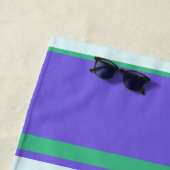 Plage Bandes estivales en violet, vert, serviette de pla (En situation)