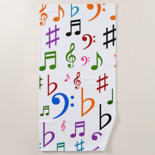 Plage Beaucoup de notes colorées de musique et serviette