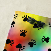 Plage Chien empreintes de pattes rainbow Beach serviette (En situation)