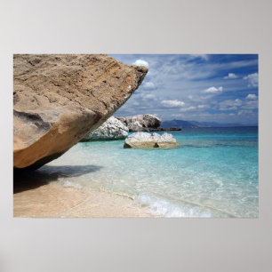 Plage de la Sardaigne avec la grande affiche de