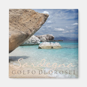 Plage de la Sardaigne avec le grand aimant des