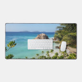 Plage de palmiers et grand rocher (Clavier et souris)