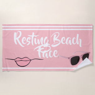 Plage de repos Face à la serviette de plage rose