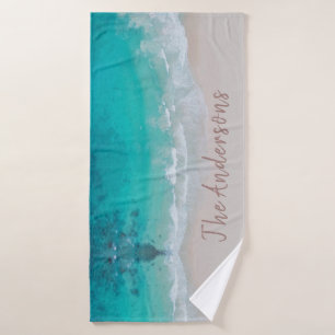 plage de sable tropical océan vagues ensoleillée