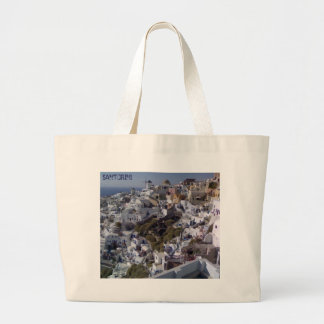 Plage et sac de sports avec la vue de Santorini